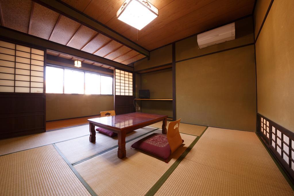 Отель Yufuin Ryokan Tadaima Экстерьер фото